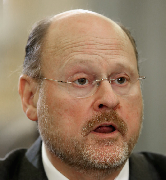 JOSEPH LHOTA, presidente de MTA, en dif&iacute;cil trabajo de componer empresa de transporte de trenes de Nueva York; sin dinero estatal y ampar&aacute;ndose solo en recursos de la ciudad.