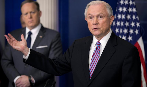 JEFF SESSIONS &iquest;CON DIAS CONTADOS? Donald Trump ha desatado un febril ametrallamiento verbal en su contra, diciendo primero que no lo hubiera designado por &lsquo;x&rsquo; y &lsquo;z&rsquo; razones, adem&aacute;s que es &lsquo;d&eacute;bil&rsquo;.