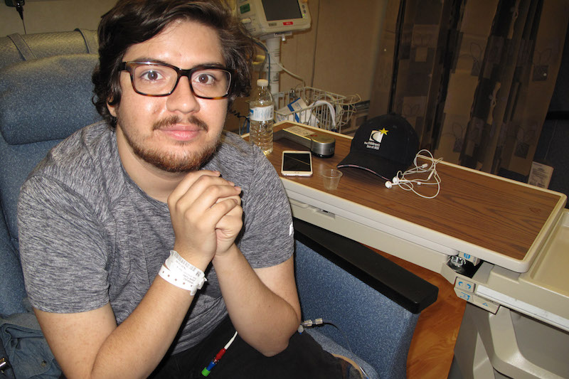 John Vasquez, de 21 a&ntilde;os, de San Antonio, Texas, tiene una grave condici&oacute;n de la sangre. Est&aacute; viviendo temporalmente en Maryland, esperando su trasplante de m&eacute;dula &oacute;sea, programado para el 1 de agosto. Vasquez se contact&oacute; el mismo con m&eacute;dicos del NIH. Busc&oacute; la informaci&oacute;n por internet. (Paula Andalo/KHN)