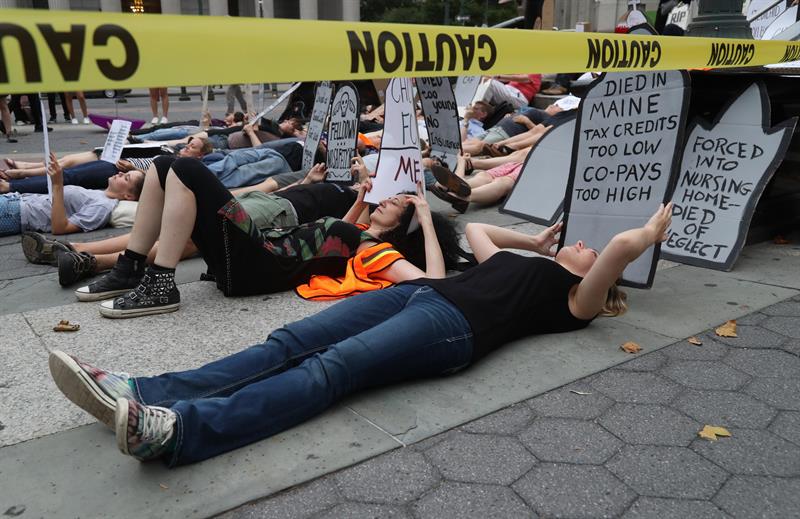 Personas participan en marcha de mujeres Alianza Muere por el Sistema de Salud hoy, jueves 13 de julio de 2017, en el Foley Square de Nueva York, Nueva York 