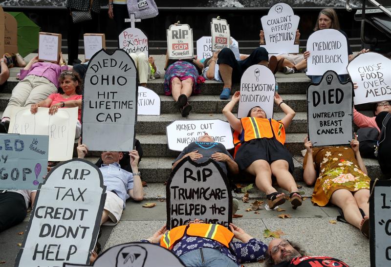  Personas participan en marcha de mujeres Alianza Muere por el Sistema de Salud hoy, jueves 13 de julio de 2017, en el Foley Square de Nueva York, Nueva York 