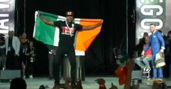 Floyd Mayweather us&oacute; la bandera de Irlanda e imit&oacute; el caminado de Conor McGregor para burlarse de &eacute;l, mientras el europeo 'rob&oacute;' la cartera del p&uacute;gil estadounidense
