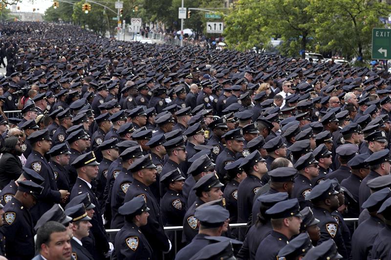Centenares de polic&iacute;as asisten al funeral de Miosotis Familia en una iglesia del Bronx, Nueva York 