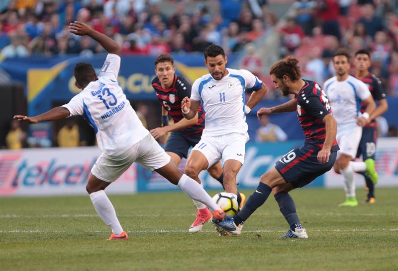Bryan García (i) y Juan Barrera (c) de Nicaragua disputan el balón con Graham Zusi (d) Estados Unidos hoy, sábado 15 de junio de 2017, durante un partido de la Copa Oro entre Estados Unidos y Nicaragua en el estadio First Energy Stadium en Cleveland (EE.UU.).