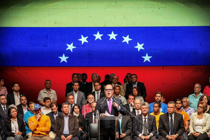 El presidente de la Asamblea Nacional (AN), Julio Borges, habla durante una reuni&oacute;n hoy, lunes 3 de julio de 2017, en Caracas (Venezuela). 