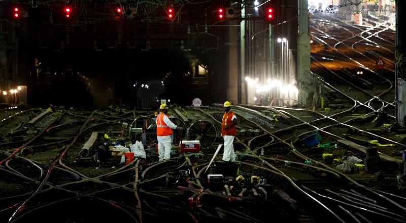 Varios trabajadores inspeccionan las v&iacute;as de la estaci&oacute;n de metro y tren de Pensilvania en la ciudad de Nueva York (Estados Unidos) hoy, 10 de julio del 2017. 