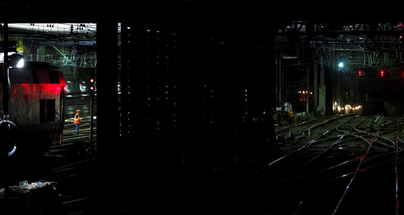 Un trabajador inspecciona las v&iacute;as de la estaci&oacute;n de metro y tren de Pensilvania en la ciudad de Nueva York (Estados Unidos) hoy, 10 de julio del 2017.