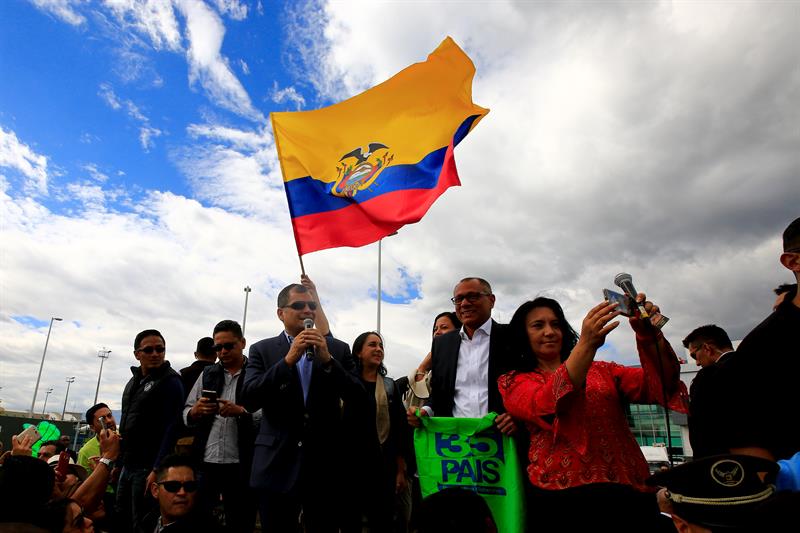 El expresidente de Ecuador, Rafael Correa (c),