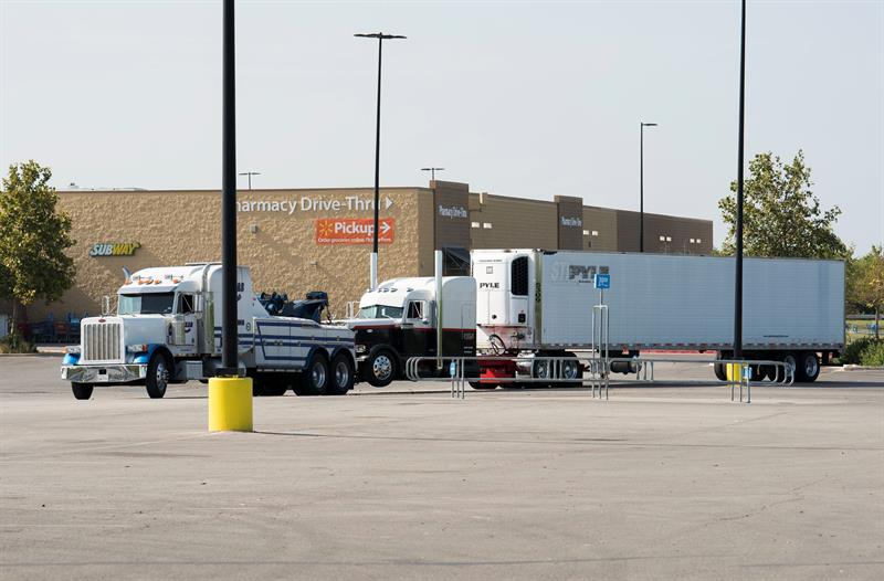Oficiales remueven cami&oacute;n que se encontr&oacute; on 38 inmigrantes ilegales en San Antonio, Texas.
