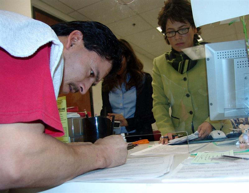 Jos&eacute; Paz, originario de San Pedro Sula, Honduras, renueva el permiso de trabajo bajo el Estatus de Protecci&oacute;n Temporal (TPS), en el consulado de Honduras en Los Angeles. Foto archivo.