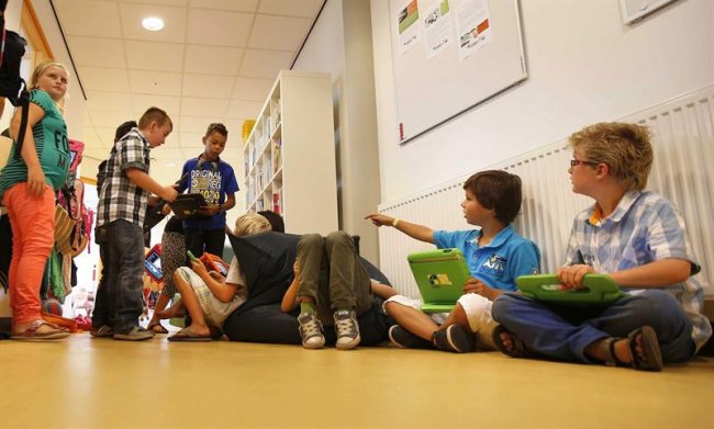 Un grupo de ni&ntilde;os con sus tabletas.