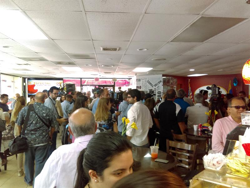  Venezolanos exiliados asisten a un acto de celebraci&oacute;n por la excarcelaci&oacute;n de Leopoldo L&oacute;pez hoy, lunes 10 de julio 2017, en un restaurante venezolano de Doral, estado de Florida