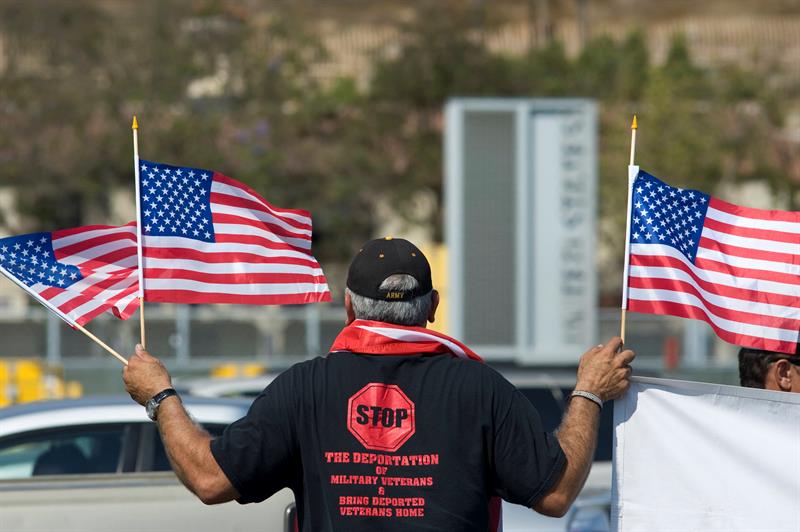  Un veterano del Ej&eacute;rcito de los Estados Unidos sostiene una bandera del pa&iacute;s durante una manifestaci&oacute;n con motivo del 4 de julio en apoyo a los veteranos deportados en el cruce fronterizo entre Estados Unidos y M&eacute;xico,