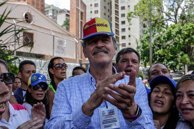 El expresidente mexicano Vicente Fox (c) visita un centro de consulta popular  el domingo 16 de julio de 2017, en el barrio de Petare, Caracas (Venezuela).