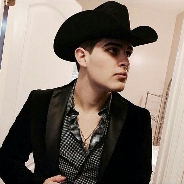 Adriel Favela, destaca el "lado positivo" de los "narcocorridos".