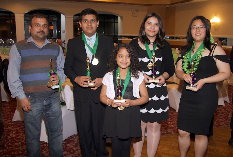 Estudiantes que por su rendimiento, recibieron la beca y&nbsp;reconocimiento otorgado por la Filomeno Family Awards Foundation. &nbsp;