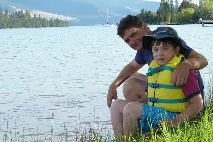 Ben Long, de Kalispell, Montana, se preocupa porque su hijo Aidan, quien sufre de graves convulsiones, podría quedar sin cobertura del Medicaid si los republicanos en el Senado aprueban la propuesta para reemplazar la ley de salud. (Foto familiar)