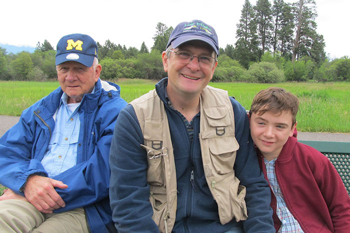 Aidan Long, de 13 años, quien está cubierto por el Medicaid debido a sus graves ataques casi diarios, disfruta de la pesca con su padre, Ben Long, cerca de su casa en Kalispell, Montana. (Foto familiar)