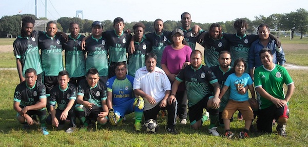 Dirigentes y jugadores del Uni&oacute;n &Aacute;ngeles que vienen con 'paso firme' buscando la clasificaci&oacute;n&nbsp;a la Liguilla final en la Liga Mexicana del parque Ferry Point. Con ellos sus m&aacute;ximos dirigentes Noe Palencia Tapia y el famosisimo "Payaso" Arturo Garcia.&nbsp;(Foto: Buki Chapin)
