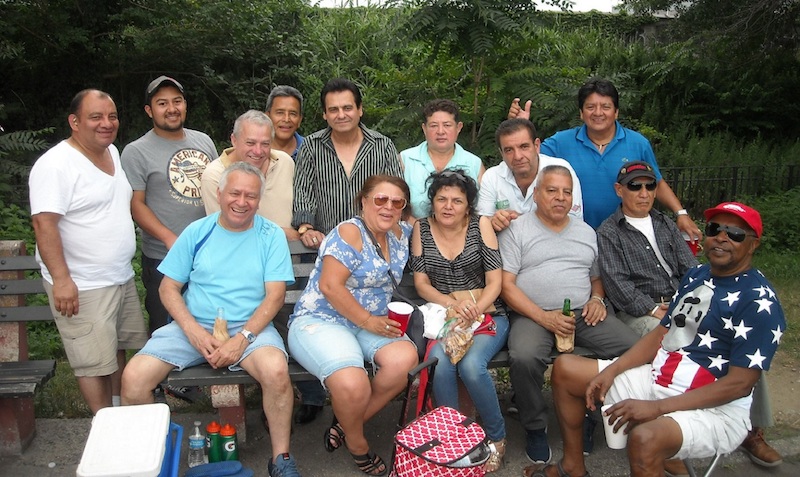 La AsoVeGua (Asociaci&oacute;n de Veteranos Guatemaltecos en New York),&nbsp;por ahora en receso de sus actividades futboleras; &nbsp; Entre ellos&nbsp;Armando Colop el "Gran Tacuche" y Esposa, la Sra. Ana; Janeth Perez "La Flaquita" y su esposo Jhon "Ronco" Perez&nbsp; y&nbsp; Mario Najera, entre otros; &nbsp;recibiendo la visita del cantante guatemalteco, Enrique "Kike" Miranda (al centro con camisa rayada), quien en la decada de&nbsp;los 90's&nbsp; fue&nbsp; vocalista de los &Aacute;ngeles Negros en la Gran Manzana.&nbsp;(Foto: Buki Chapin)