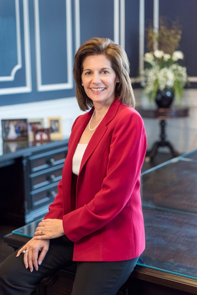 Catherine Cortez Masto...""Estoy aquí para decirles que cuenten conmigo, que pueden ir a mi oficina en busca de ayuda. Ese es un lugar seguro para que busquen la ayuda que necesitan"". (foto Facebook)