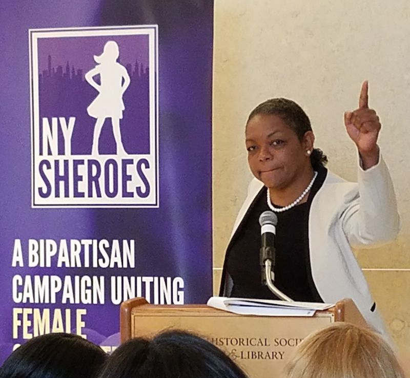 SHARON NELSON, presidenta de NWPC- NYC. “En el mundo político las mujeres están mal representadas. A menudo sus nombres pasan desapercibidos y no se les alienta a presentarse como candidatas”.