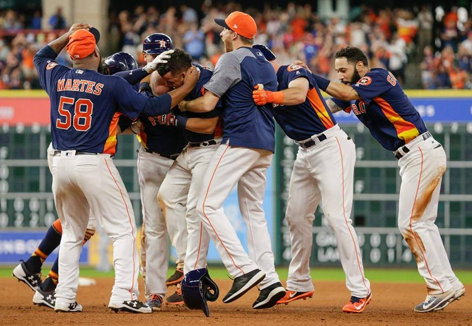 El boricua Juan Centeno fue el h&eacute;roe de la victoria de los Astros. (foto Twitter)