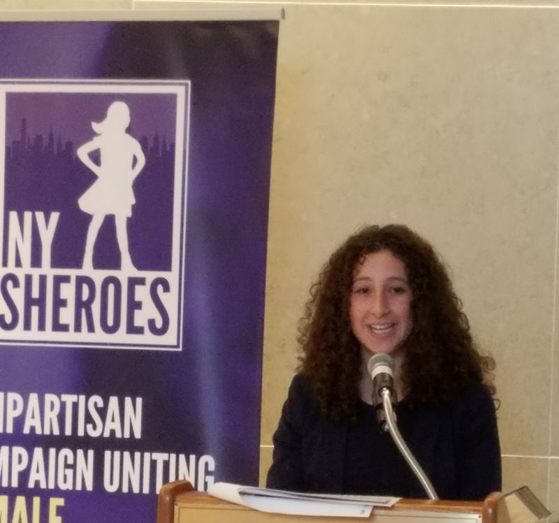 ALEX LEMMAN, de 16 años, la más joven integrante de NWPC-NYC: “Soy humilde e inspirada por esta remarcable organización y su habilidad de tender puentes a la división partidaria y unificar a las mujeres con un llamado común a la acción”.