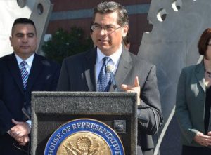 Por medio de un comunicado de prensa, el fiscal general de California, Xavier Becerra, anunci&oacute; hoy la denuncia contra "el intento inconstitucional" de supeditar la adjudicaci&oacute;n de fondos federales a que las fuerzas de seguridad locales y estatales ayuden en sus labores al ICE. (foto Facebook)