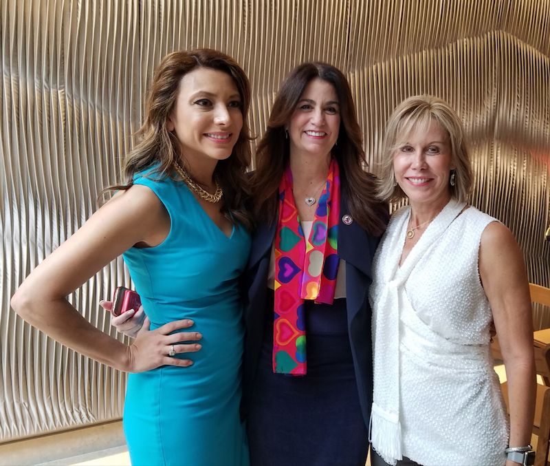 LILIANA GIL VALLETA, izq., co-fundadora de CIEN Plus, responsable de la Campaña ‘SHEroes of NY”, departe con Gail Smith, Publisher de IMPACTO LATINO, der. y :Rebecca Harary, centro, candidata del Partido Republicano por el Distrito 4.