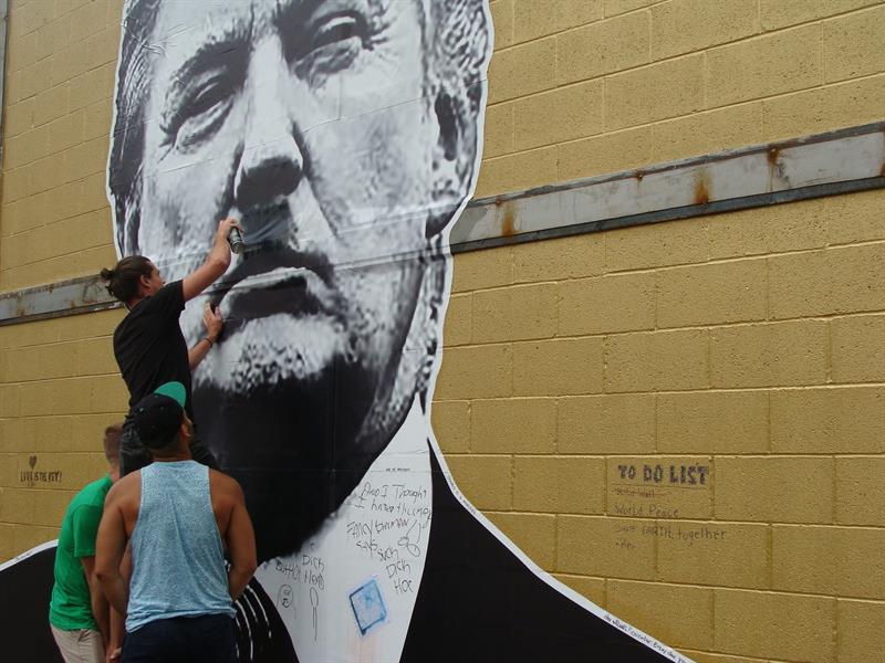 El líder de la minoría demócrata del Senado, Charles Schumer, alertó a Donald Trump, de que sus amenazas de provocar un cierre parcial del Gobierno si no logra fondos para construir el muro fronterizo con México se pueden hacer realidad. (foto archivo)