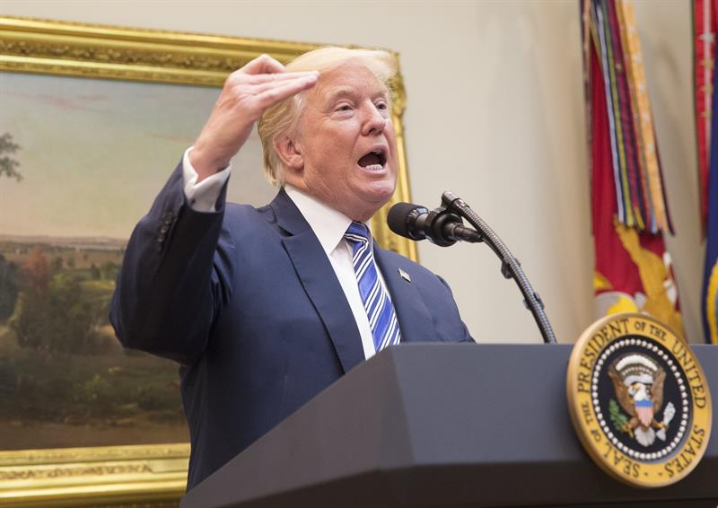 Trump le pide a Peña Nieto no hacer más declaraciones desafiantes respecto al pago del muro fronterizo, los fondos no saldrán de México, asegura Trump, pero aún así amenaza con cortar relaciones con el gobierno mexicano si Peña continua con esa actitud.