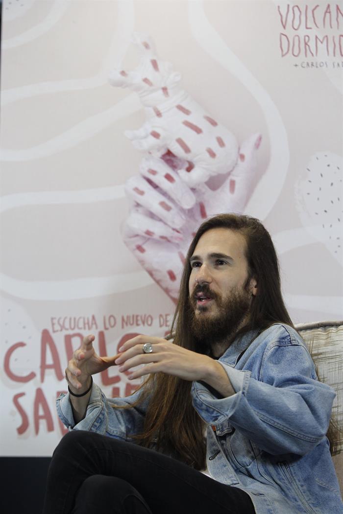 El cantante Carlos Sadness reconoce que, en su vida, todav&iacute;a no hay "nada que haya llegado para quedarse", ni siquiera su caracter&iacute;stico estilo "galactropical", por lo que prefiere dejar las puertas abiertas para que su camino le siga deparando aspectos inesperados.