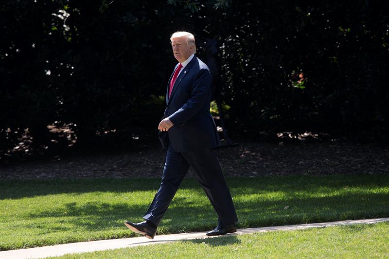 El presidente estadounidense, Donald Trump, acudió esta mañana a Twitter para afirmar que está "trabajando duro" desde su campo de golf en Nueva Jersey.