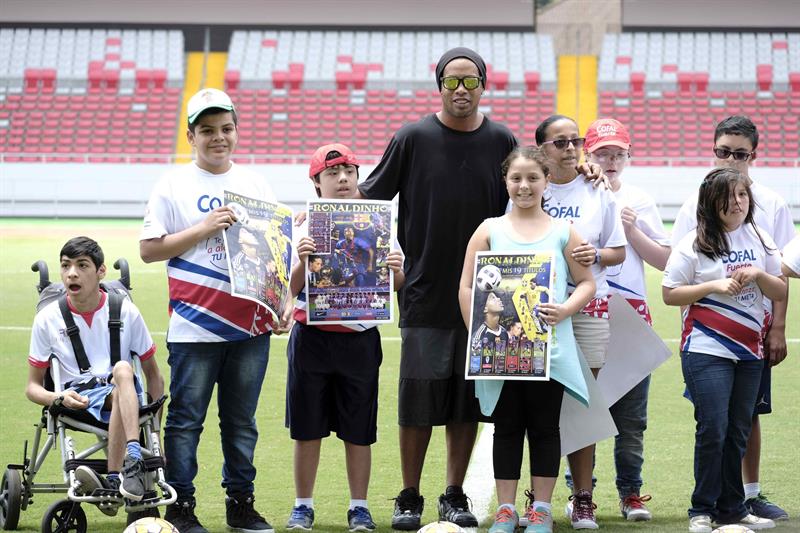 Como parte de su "Gira de la Alegría", el futbolista se mostró muy complacido al compartir unas fotos con sus admiradores costarricenses que acudieron al Estadio Nacional.