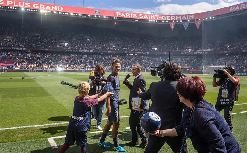 En pocas horas se agotaron las camisetas del Par&iacute;s Saint-Germain marchamadas con el sello del brasile&ntilde;o Neymar y el n&uacute;mero 10 en el dorso, un s&iacute;ntoma de la "Neyman&iacute;a" que vivi&oacute; la capital francesa el d&iacute;a en que el astro brasile&ntilde;o