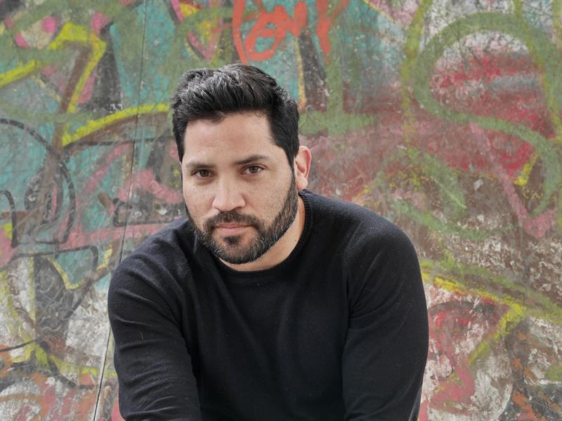 El escritor peruano Diego Trelles Paz afirma que le interesa "ser un escritor que no deja de hablar con su pa&iacute;s",
