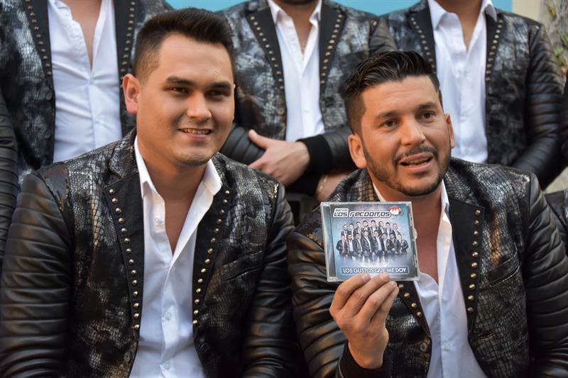 Samuel Sarmiento y Luis Ángel Franco, posando para una foto durante una conferencia de prensa en la sede de Universal Music Latin.