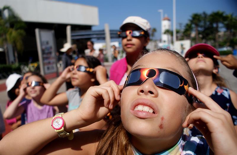 El Sol parecía jugar con quienes esperaban atestiguar en Ciudad de México el eclipse de este lunes.