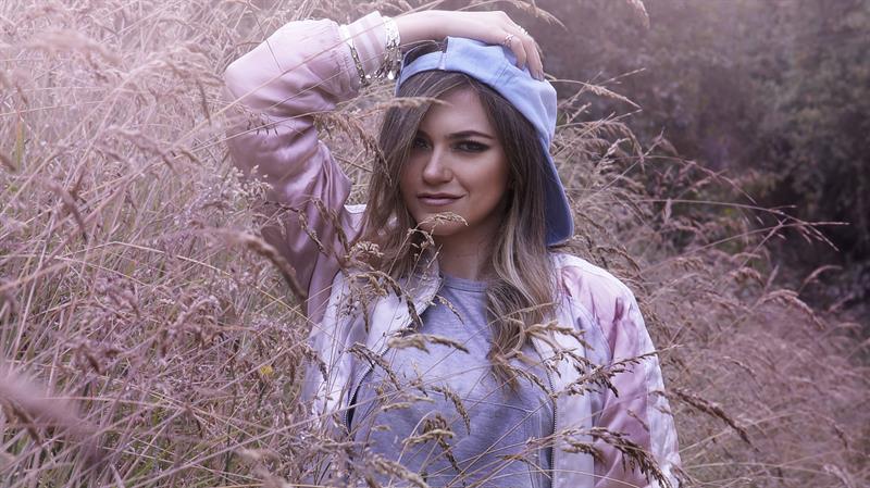La productora, cantautora y DJ colombiana Ali Stone