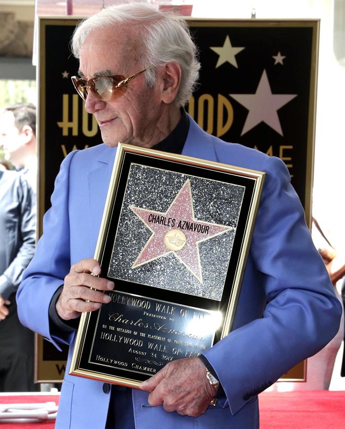 Charles Aznavour posa con su estrella en la ceremonia donde recibi&oacute; una estrella en el Paseo de la Fama 