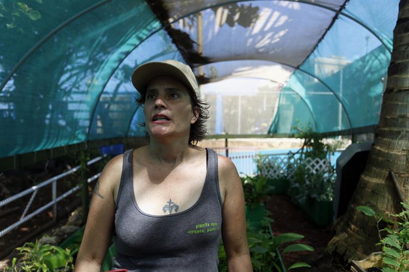 Mara Nieves, residente del barrio de La Perla y encargada de un huerto comunitario.