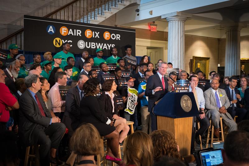  El alcalde de Nueva York, Bill de Blasio, anuncia desde el estrado su propuesta de establecer un nuevo impuesto a las rentas m&aacute;s altas para financiar las reparaciones necesarias en el envejecido metro de la ciudad, en Nueva York