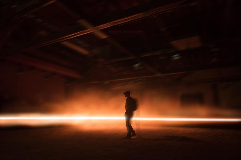 Fotograf&iacute;a cedida hoy, jueves 3 de agosto de 2017, por Emmanuel Lubezki y distribuida por el Museo de Arte del Condado de Los &Aacute;ngeles (LACMA), que retrata a un usuario probando la obra de realidad virtual "Carne y arena", dirigida por el cineasta mexicano Alejandro Gonz&aacute;lez I&ntilde;&aacute;rritu y que, tras su paso por Cannes, se exhibe en el Museo de Arte del Condado de Los &Aacute;ngeles (LACMA).
