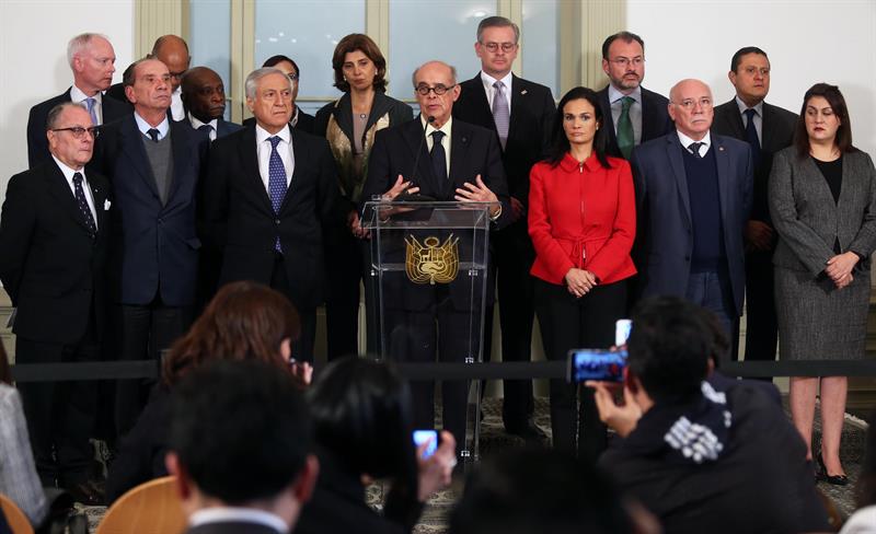 El canciller peruano, Ricardo Luna (c), preside la declaraci&oacute;n conjunta con los otros cancilleres y ministros de relaciones exteriores de 17 pa&iacute;ses de Am&eacute;rica y el Caribe hoy, martes 8 de agosto del 2017, en el Palacio de Torre Tagle, en el centro hist&oacute;rico de Lima (Per&uacute;).