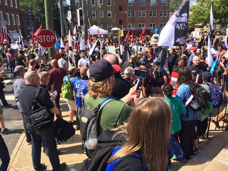 Fotograf&iacute;a disponible por la polic&iacute;a del estado de Virginia muestra a miembros de la muchedumbre en la reuni&oacute;n de Charlottesville en Charlottesville, Virginia, el 12 de agosto de 2017.
