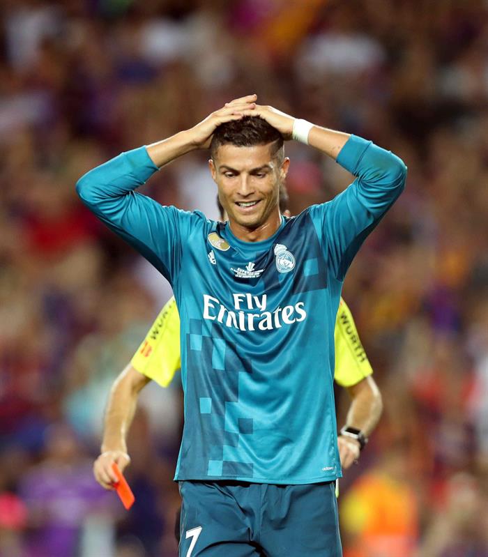 El delantero portugu&eacute;s del Real Madrid Cristiano Ronaldo se lamenta tras su expulsi&oacute;n durante el partido de ida de la Supercopa de Espa&ntilde;a disputado en el Camp Nou de Barcelona.