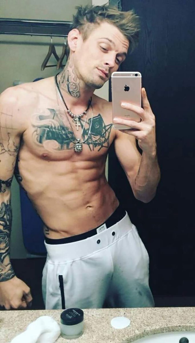 La noche de ayer jueves, Aaron Carter, se presentó en el bar gay Hamburger Mary’s en Tampa. (foto Twitter)
