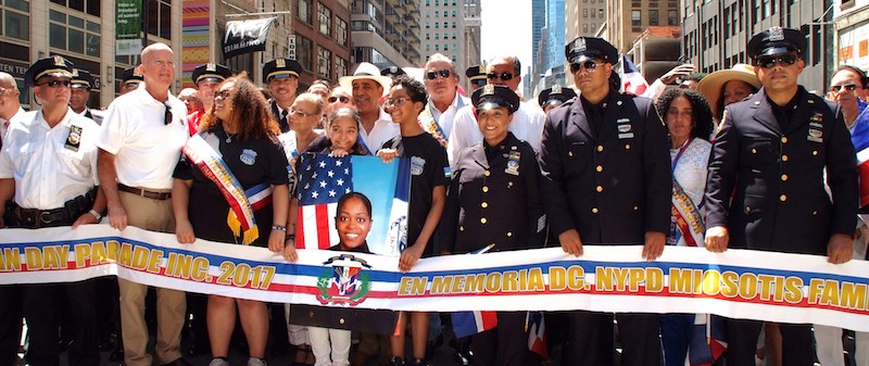 El cónsul Carlos A. Castillo mientras desfilaba junto al ex lanzador de béisbol Juan Marichal, oficiales electos y dominicanos de la Policía de Nueva York.