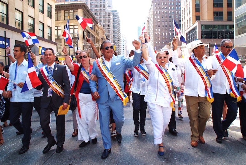 Carlos A. Castillo, cónsul dominicano en esta ciudad, mientras desfilaba junto a oficiales electos, el ex lanzador del béisbol Juan Marichal, Rudy Fuertes, entre otros.